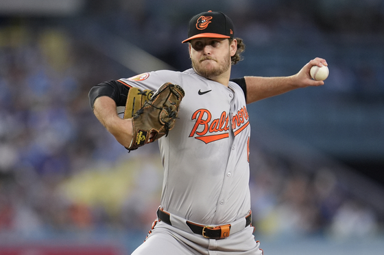 Cole Irvin, then a starting pitcher for the Baltimore Orioles, throws to a Los Angeles Dodgers batter during the first inning of a game in Los Angeles on Aug. 27.  [AP/YONHAP]