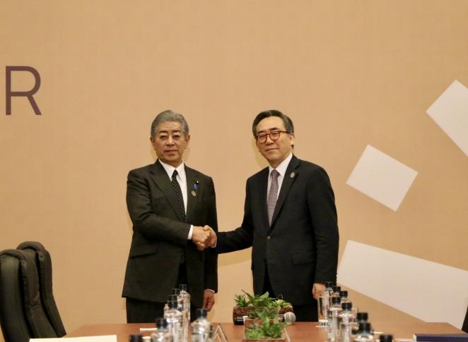 Foreign Minister Cho Tae-yul, right, and his Japanese counterpart, Takeshi Iwaya, meeting on the margins of the Asia Pacific Economic Cooperation meeting in Lima, Peru, on Thursday. [MINISTRY OF FOREIGN AFFARIS]