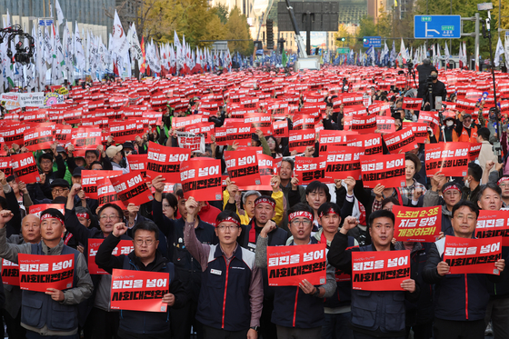 Members of the Korean Confederation of Trade Unions chant slogans for the resignation of President Yoon Suk Yeol near Sungnyemun Gate in central Seoul on Nov. 9. [YONHAP]