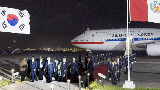 President Yoon Suk Yeol arrives at Air Force Base No. 2 in Lima, Peru, on Thursday to attend the Asia-Pacific Economic Cooperation (APEC) summit and is greeted by welcoming officials. [KIM HYEON-DONG]