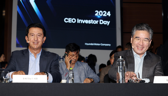 Hyundai Motor's new CEO Jose Munoz, left and Hyundai Motor Group Vice President Chang Jae-hoon during Hyundai Motor's CEO Investor Day in August. [NEWS1]