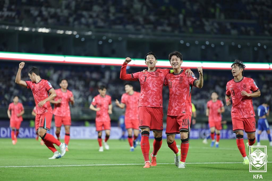 Korea celebrate during a 2026 World Cup qualifier against Kuwait at Jaber Al-Ahmad International Stadium in Kuwait on Thursday. [NEWS1]
