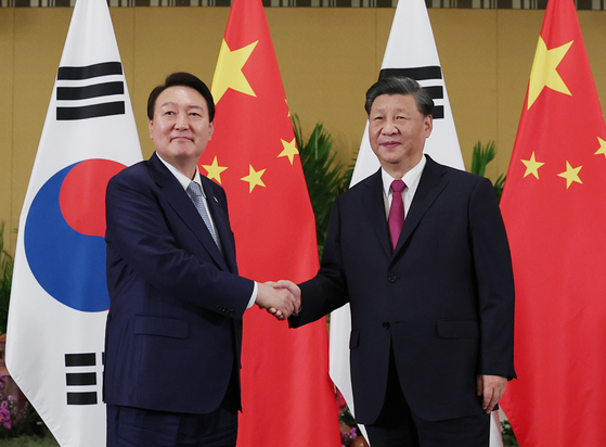 President Yoon Suk Yeol, left, and Chinese President Xi Jinping shake hands during a Korea-China summit on the sidelines of the Group of 20 (G20) summit in Bali, Indonesia, on Nov. 15, 2022. [YONHAP]