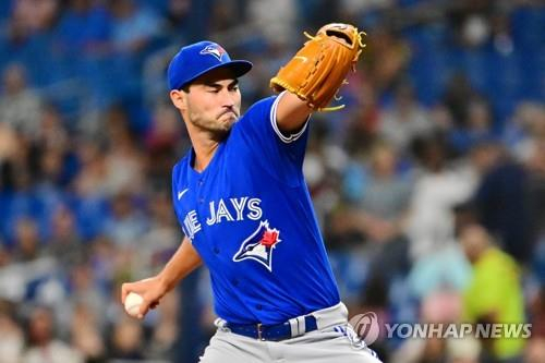 In this Getty Images file photo from Sept. 23, 2022, Mitch White of the Toronto Blue Jays pitches against the Tampa Bay Rays during the bottom of the first inning of a Major League Baseball regular season game at Tropicana Field in St. Petersburg, Florida. [GETTY IMAGES/YONHAP]