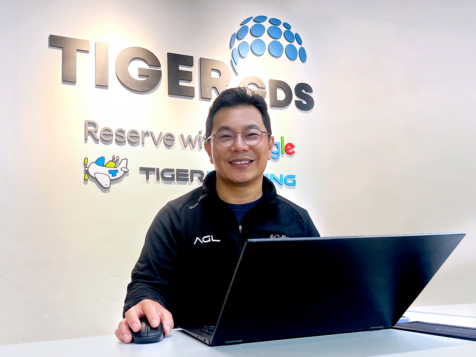Jim Hwang, founder and CEO of golf tech startup AGL, poses for a photo during an interview at the company's office in Gwangjin District, eastern Seoul. [JOONGANG ILBO]