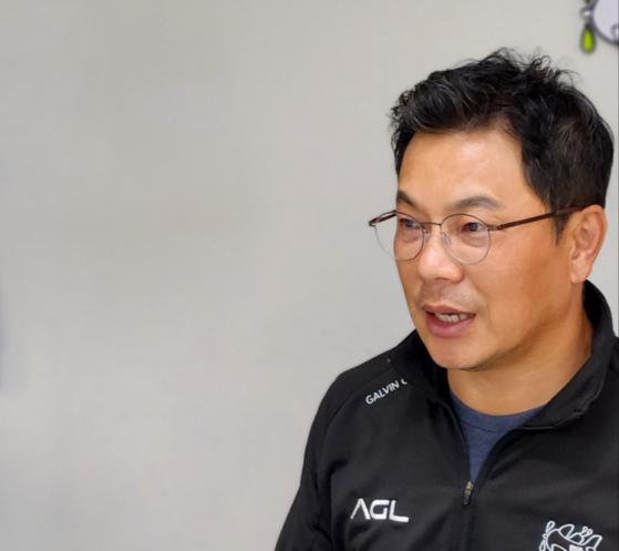 Jim Hwang, founder and CEO of golf tech startup AGL, speaks during an interview at the company's office in Gwangjin District, eastern Seoul. [JOONGANG ILBO]