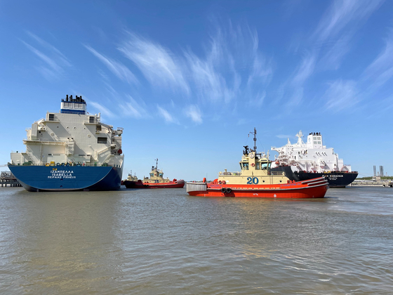 A liquefied natural gas (LNG) tanker is guided by tug boats at the Cheniere Sabine Pass, a top U.S. LNG export unit in Louisiana, on April 14, 2022. [REUTERS]