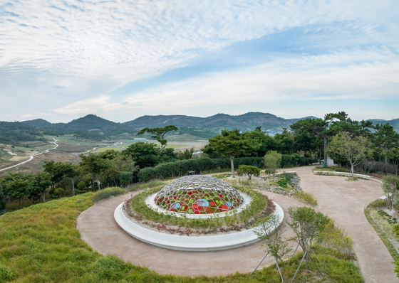 Installation view of ″Breathing earth sphere″ by Olafur Eliasson on Docho Island in Shinan County, South Jeolla [PKM GALLERY]