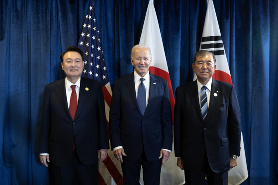 From left, South Korean President Yoon Suk Yeol, U.S. President Joe Biden and Japanese Prime Minister Shigeru Ishiba pose for a photo a photo during the APEC summit in Lima, Peru, on Saturday. [PRESIDENTIAL OFFICE]