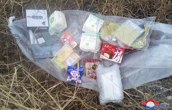 A photo of balloon apparently containing South Korean snacks and other consumer goods is released by the North's official Korean Central News Agency (KCNA) on Sunday. [YONHAP] 
