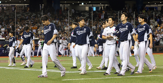 Korean players leave the field after losing 6-3 to Japan in a WBSC Premier12 Group B game at Taipei Dome in Taipei on Friday.  [YONHAP]