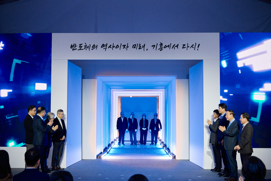 Officials including Samsung Electronics Vice Chairman Jun Young-hyun celebrate at a tool-in ceremony for the company's new semiconductor research and development complex (NRD-K) on its Giheung, Gyeonggi campus. [SAMSUNG ELECTRONICS]