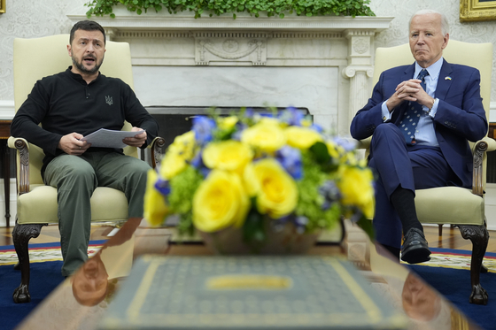 President Joe Biden, right, listens as Ukraine's President Volodymyr Zelensky, left, speaks during their meeting at the White House in Washington, Sept. 26. [AP/YONHAP]