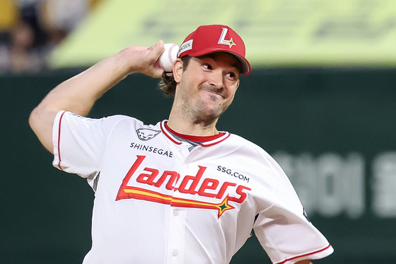 Drew Anderson pitches for the SSG Landers against the Kiwoom Heroes at Incheon SSG Landers Field in Incheon on Sept. 30.  [NEWS1]