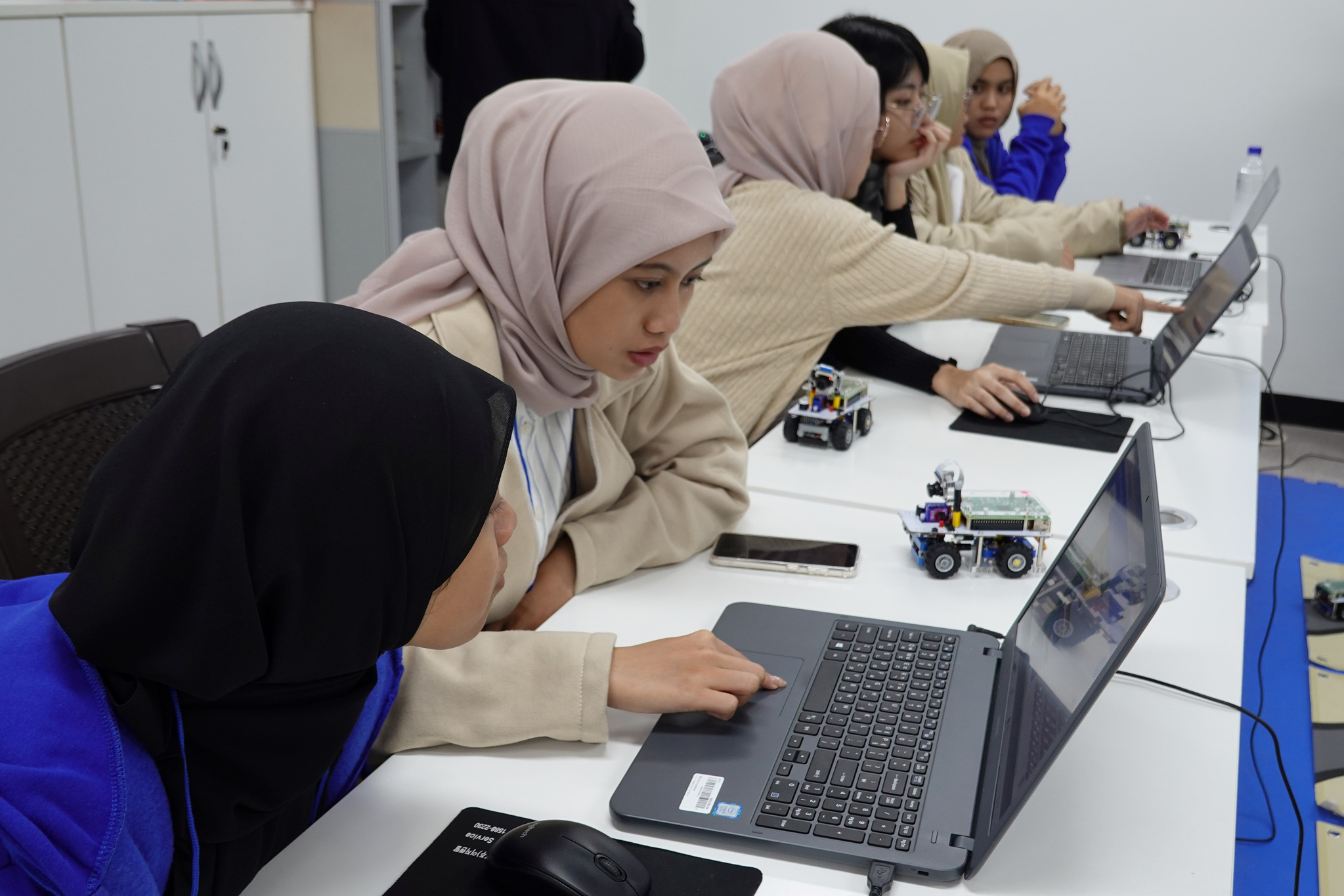 Students learn how to program robotic cars during the Unesco Unitwin Advanced Workshop program. [SOOKMYUNG WOMEN'S UNIVERSITY]