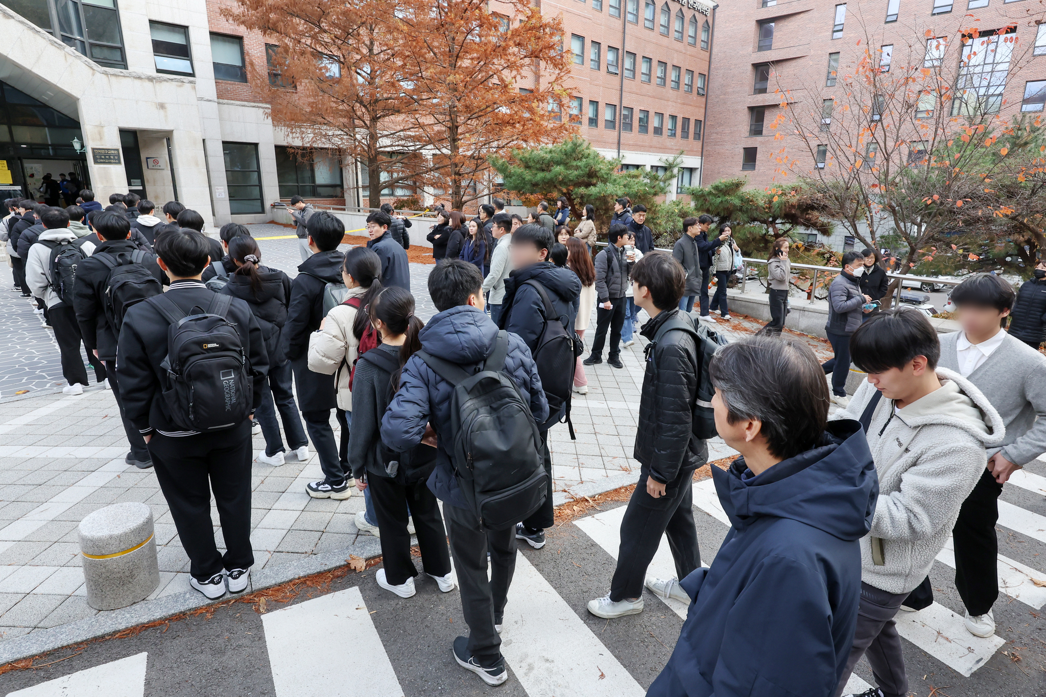 Test-takers of Yonsei University's early admissions natural sciences oral test enters the exam hall on Sunday afternoon. [NEWS1] 