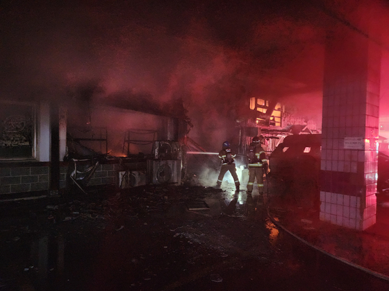 Firefighters hose down a blaze in a commercial building in Ansan, Gyeonggi on Sunday. [GYEONGGI FIRE & DISASTER HEADQUARTERS]