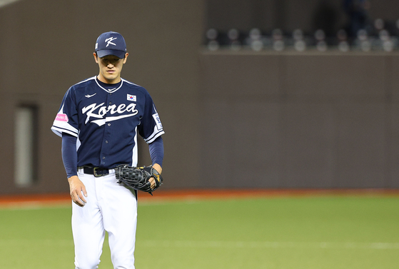 Korean starter Ko Young-pyo walks to the dugout after giving up six runs in the second inning to Chinese Taipei in a Group B game at the World Baseball Softball Confederation Premier12 at Taipei Dome in Taipei on Nov. 13, 2024.  [YONHAP]