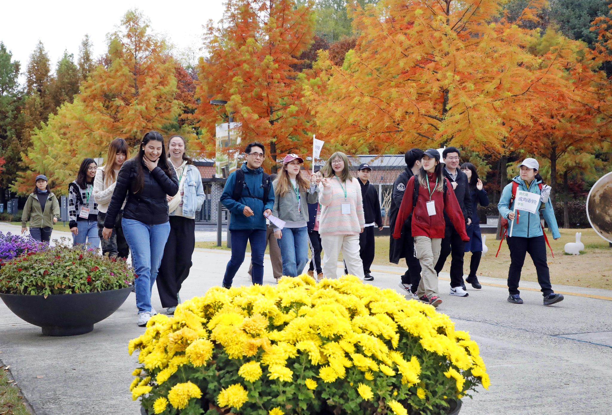 International students from Sungkyunkwan University’s Korean Language Center listen to tour guide Kang In-cheol, sixth from left, speak at Oil Tank Culture Park in Mapo District, western Seoul, on Thursday. [PARK SANG-MOON]