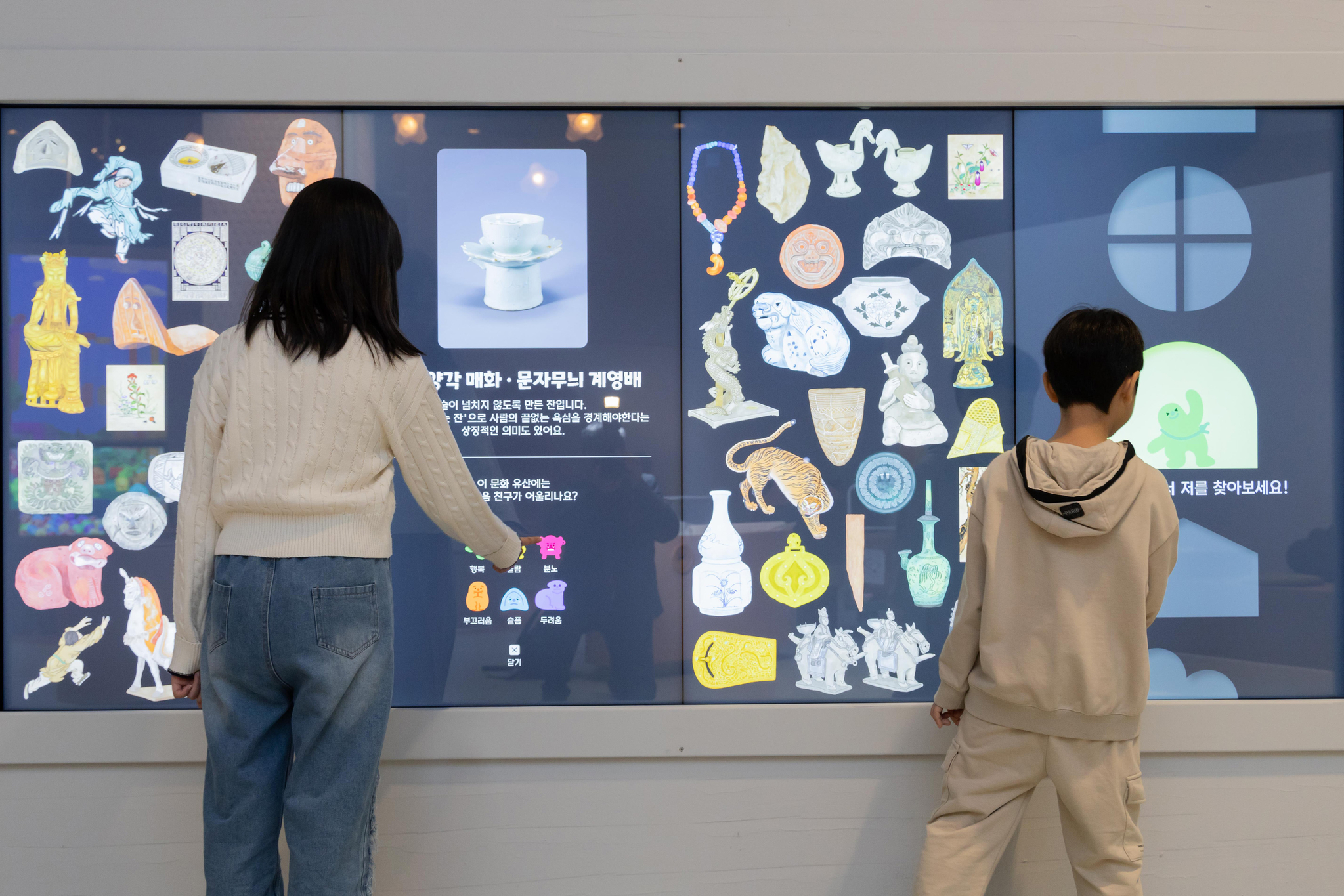 Children learn about historical artifacts at the National Museum of Korea's Children's Museum in central Seoul on Nov. 18. [NATIONAL MUSEUM OF KOREA]