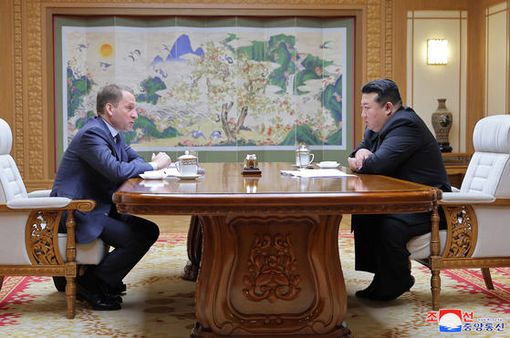 North Korean leader Kim Jong-un, right, talks with Natural Resources and Ecology Minister Alexandr Kozlov in Pyongyang on Monday, in this photo provided by the North's official Korean Central News Agency. [YONHAP]