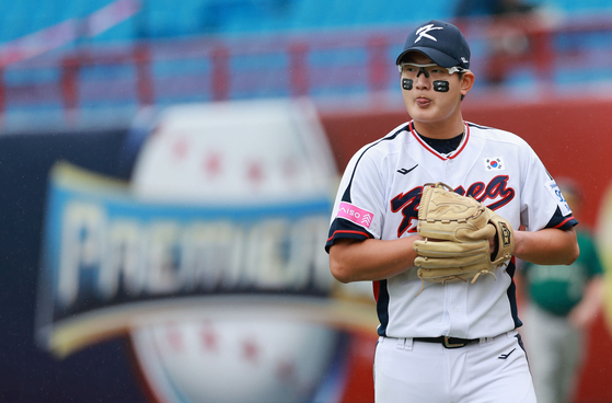 Korea's Kim Seo-hyeon heads to the dugout after pitching a scoreless eighth inning against Australia during a Group B game at the WBSC Premier12 at Taipei Tianmu Baseball Stadium in Taipei on Monday.  [YONHAP]