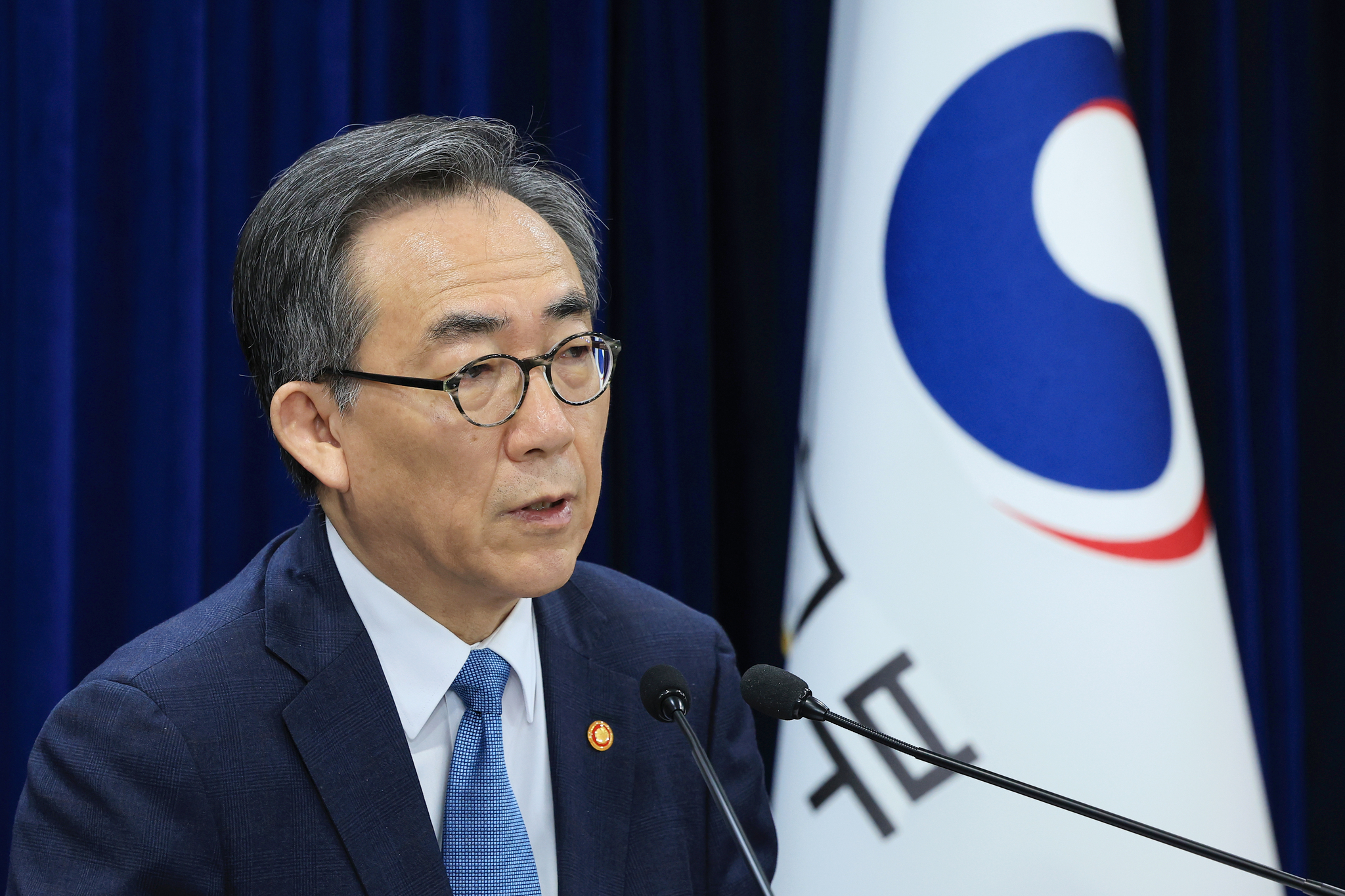 Foreign Minister Cho Tae-yul speaking during a press briefing at the government complex in Seoul on Nov. 12. [YONHAP] 