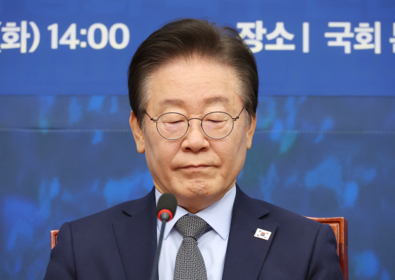 Democratic Party leader Lee Jae-myung during a public appearance at the National Assembly in Yeouido, western Seoul, on Tuesday. [YONHAP]