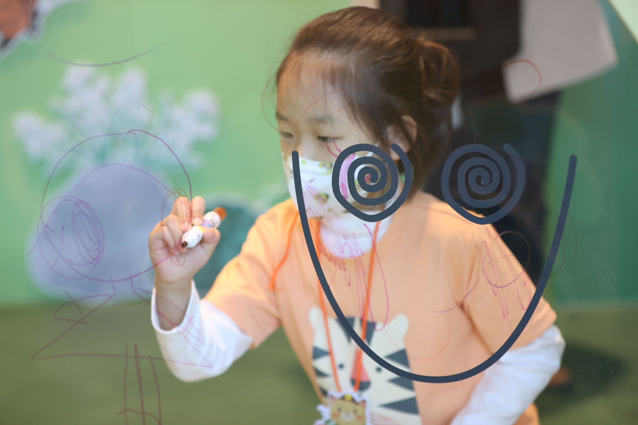 A child is shown here drawing at the National Museum of Korea's Children's Museum in central Seoul on Nov. 18. [YONHAP]