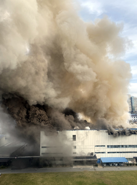 Smoke billows from a condenser factory in Suwon, Gyeonggi on Tuesday. [YONHAP]