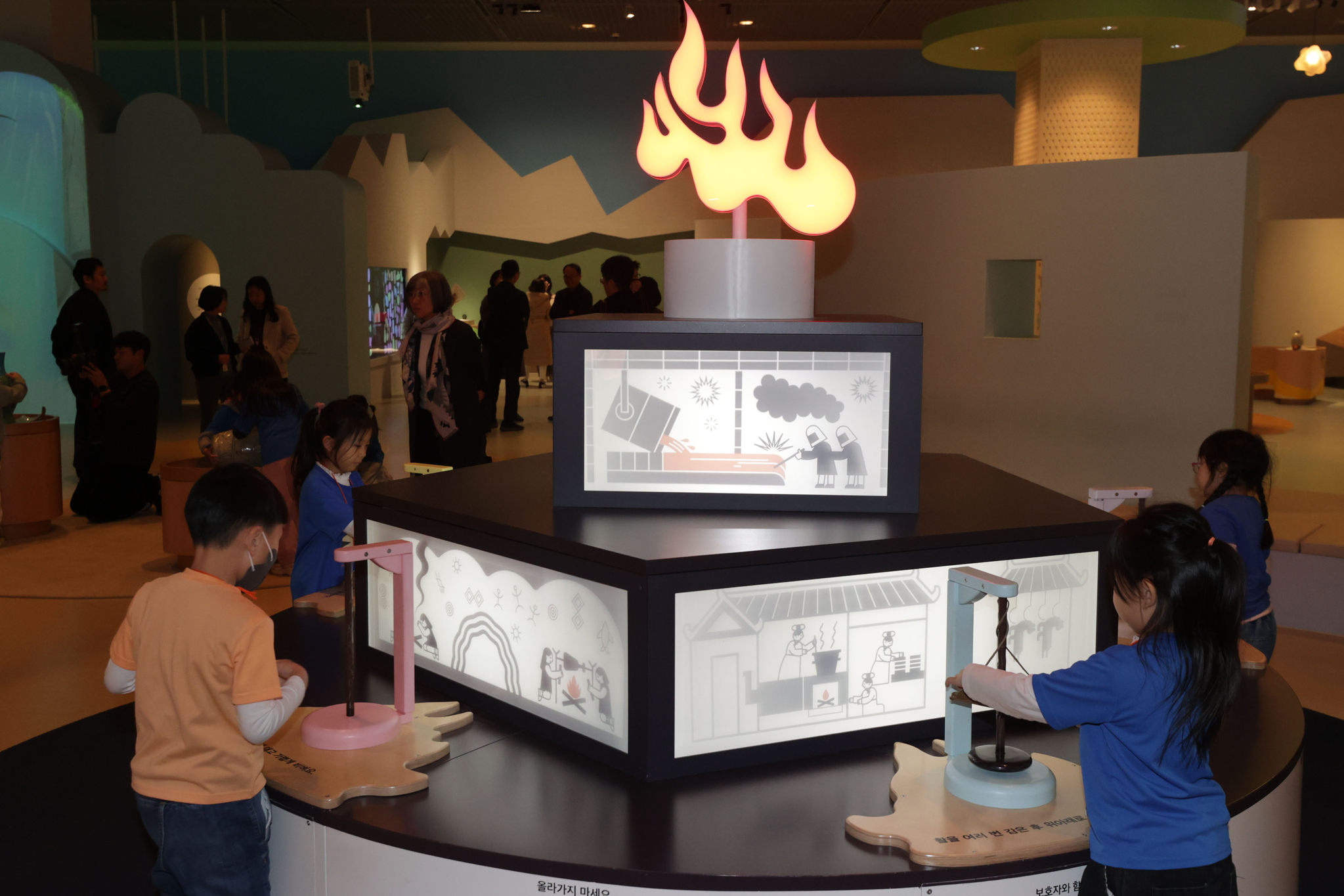 Children learn about historical artifacts at the National Museum of Korea's Children's Museum in central Seoul on Nov. 18. [YONHAP]