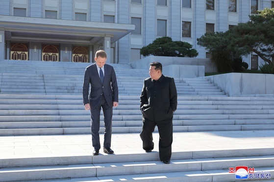 North Korean leader Kim Jong-un, right, escorts Russian Natural Resources and Ecology Minister Alexandr Kozlov in Pyongyang on Monday, in this photo provided by the North's official Korean Central News Agency. [YONHAP]
