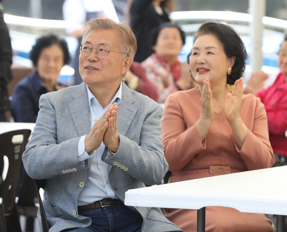 Former President Moon Jae-in, left, and his wife Kim Jung-sook clap during an event held at Pyeongsan Village in Yangsan, South Gyeongsang, on April 16. [NEWS1] 
