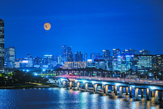 The Seouldal, a moon-shaped tethered balloon, floats above the Han River in an undated photo. [SEOUL TOURISM ORGANIZATION]