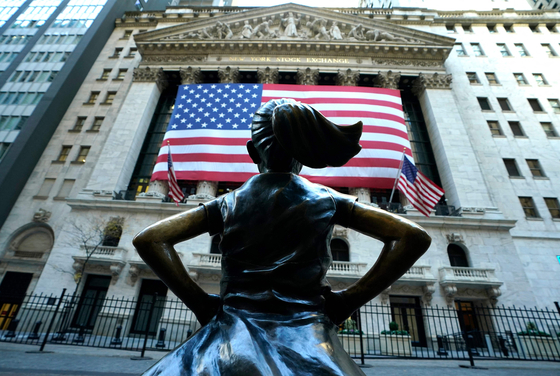 The ″Fearless Girl″ culpture by Kristen Visbal stands across from the New York Stock Exchange building in the Financial District in New York City on Nov. 6. Wall Street stocks surged in opening trading on Wall Street after U.S. voters sent Donald Trump back to the White House and delivered him a Republican Senate.  [AFP/YONHAP]