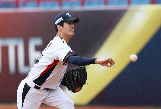Korean starter Ko Young-pyo pitches against Australia during a Group B game at the WBSC Premier12 at Taipei Tianmu Baseball Stadium in Taipei on Monday.  [YONHAP]
