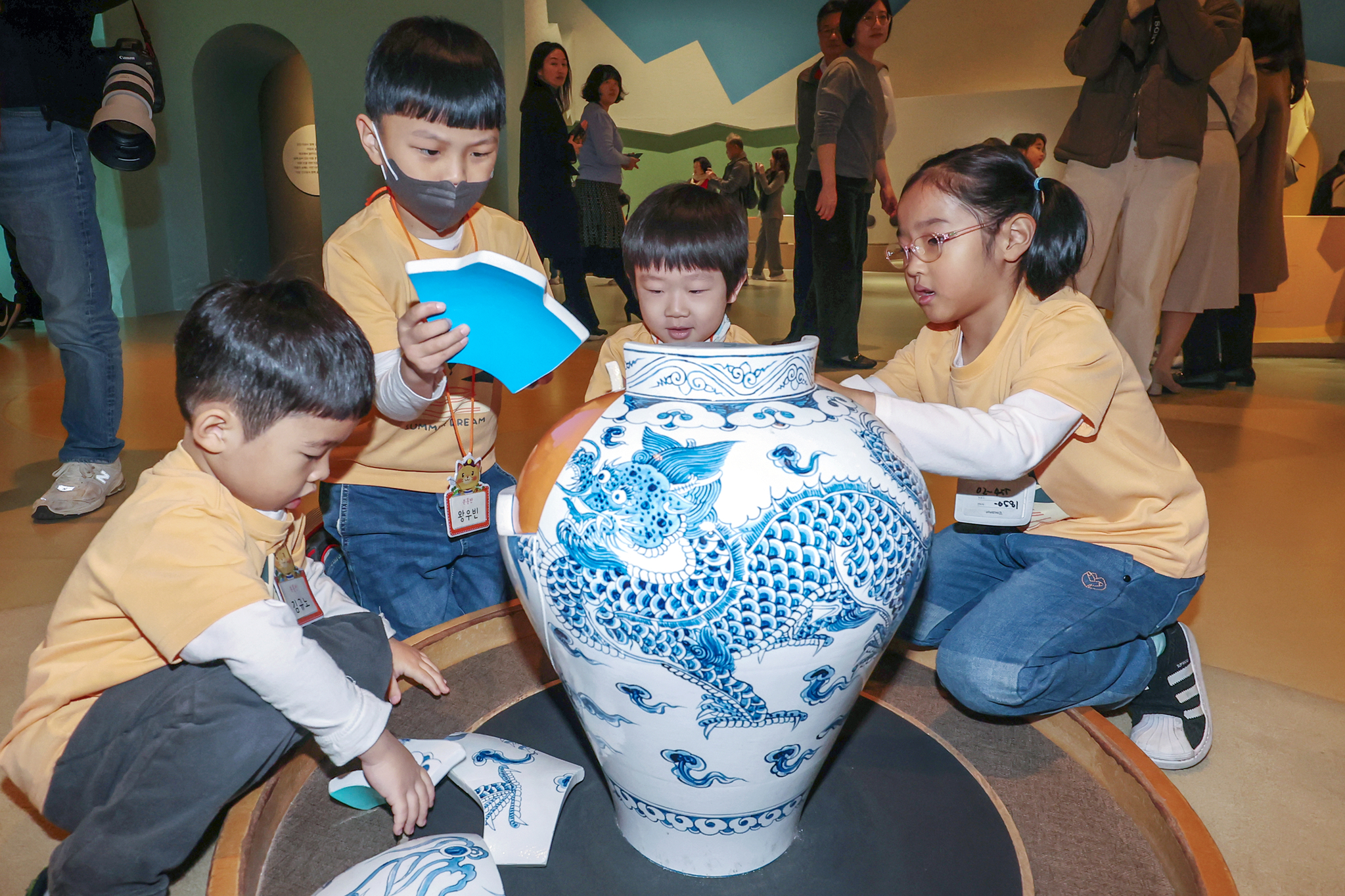 Children learn about historical artifacts at the National Museum of Korea's Children's Museum in central Seoul on Nov. 18. [YONHAP]