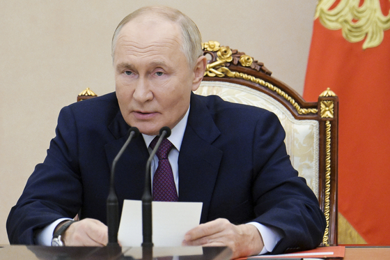 Russian President Vladimir Putin speaks at a security council meeting on nuclear deterrence at the Kremlin in Moscow, Russia, on Sept. 25. [AP/YONHAP]