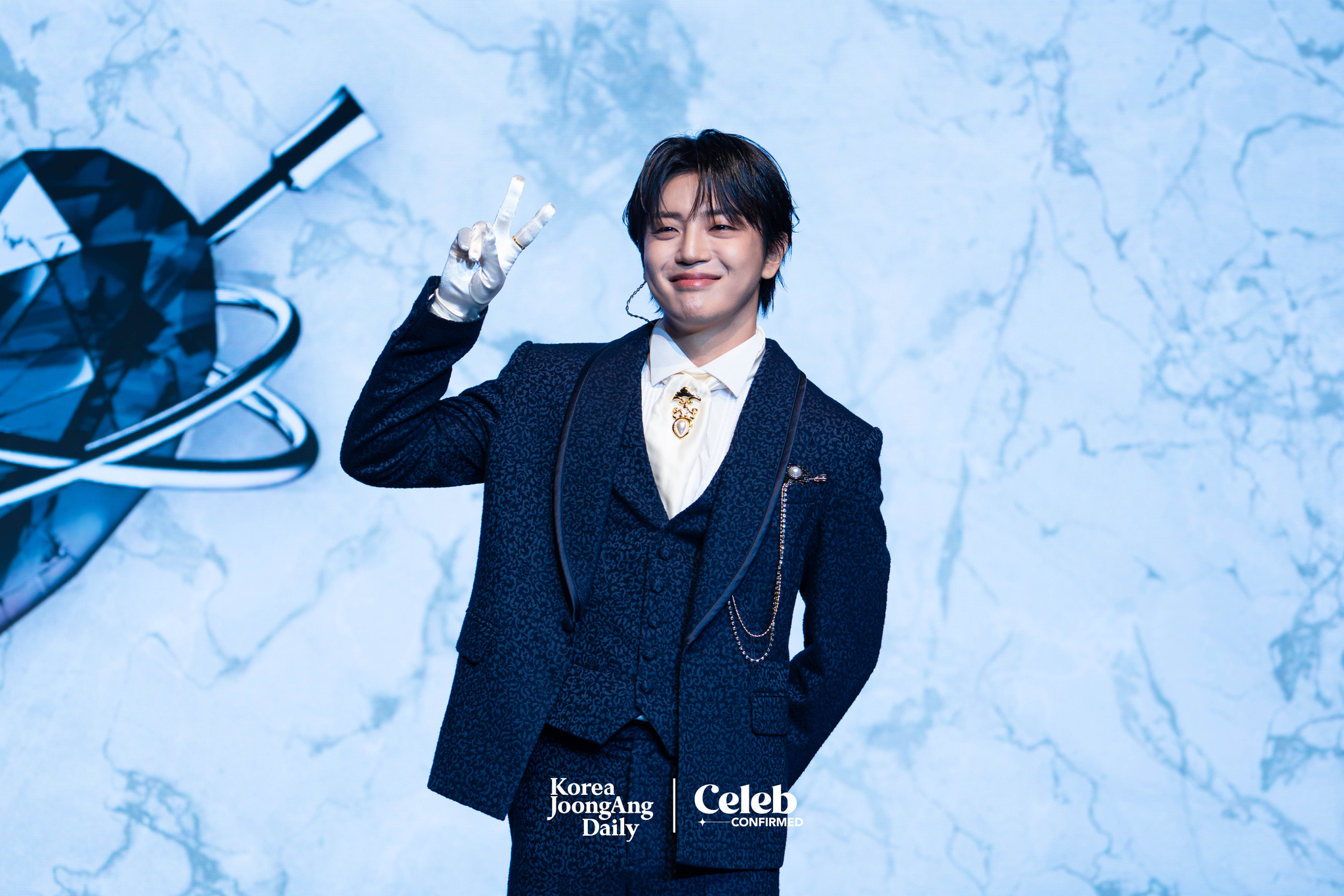 A.C.E’s Lee Dong-hun poses for photos during a showcase held on Nov. 20 at the Ilchi Art Hall in southern Seoul for the release of its single "Pinata." [DANIELA GONZALEZ PEREZ]