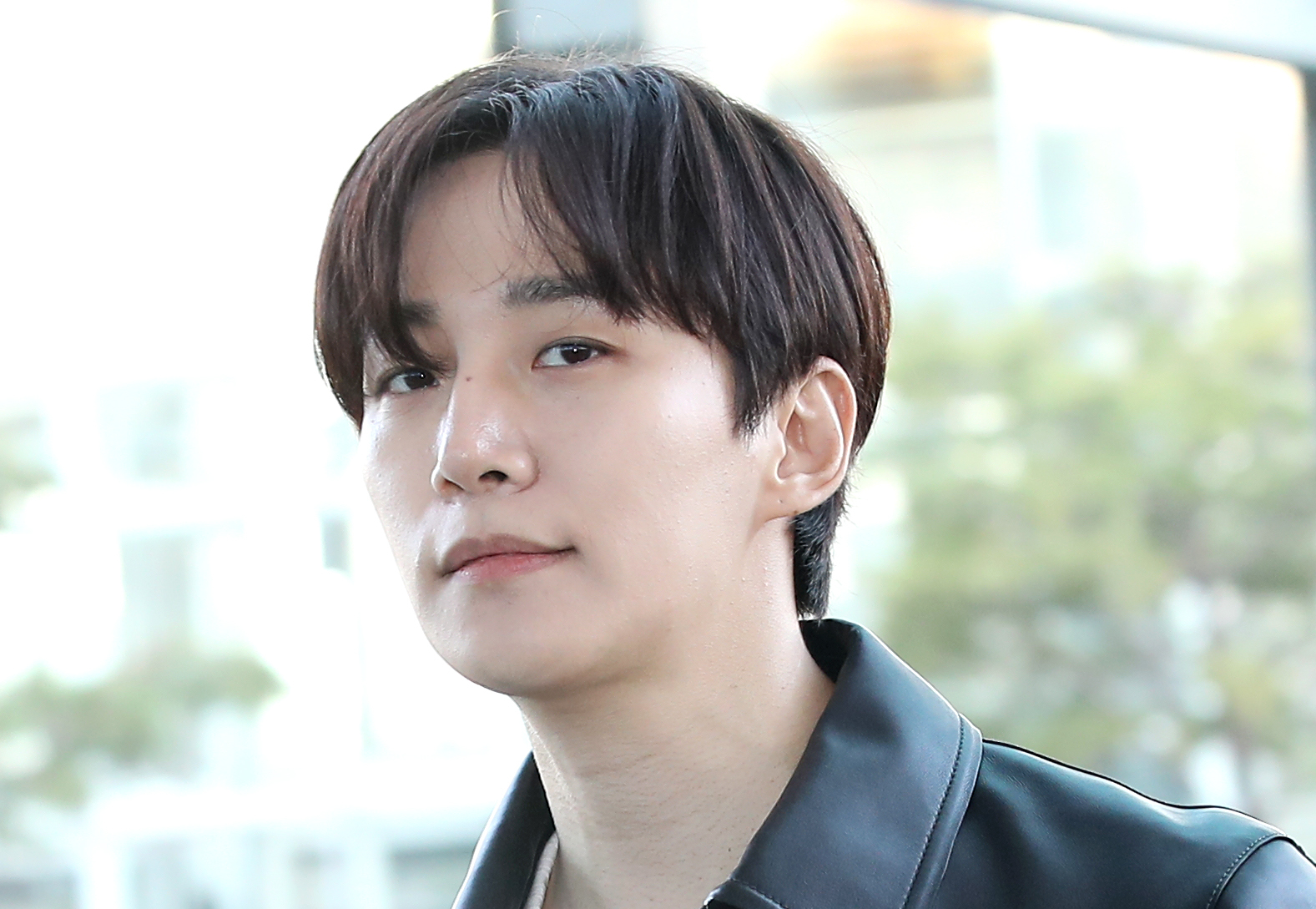Singer and actor Lee Jun-ho of boy band 2PM arrives at the Incheon International Airport on Nov. 7 [NEWS1]