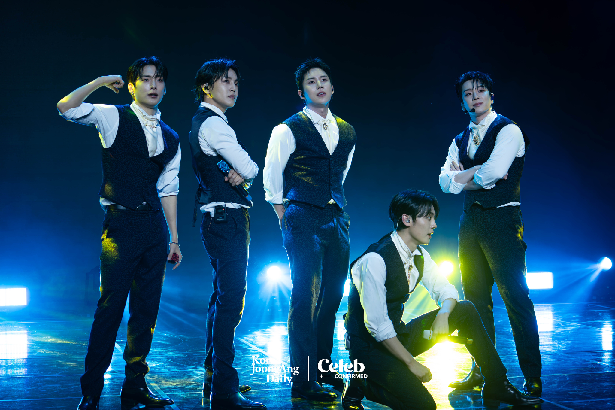 Boy band A.C.E performs single ″Supernatural″ during a showcase held on Nov. 20 at the Ilchi Art Hall in southern Seoul [DANIELA GONZALEZ PEREZ]