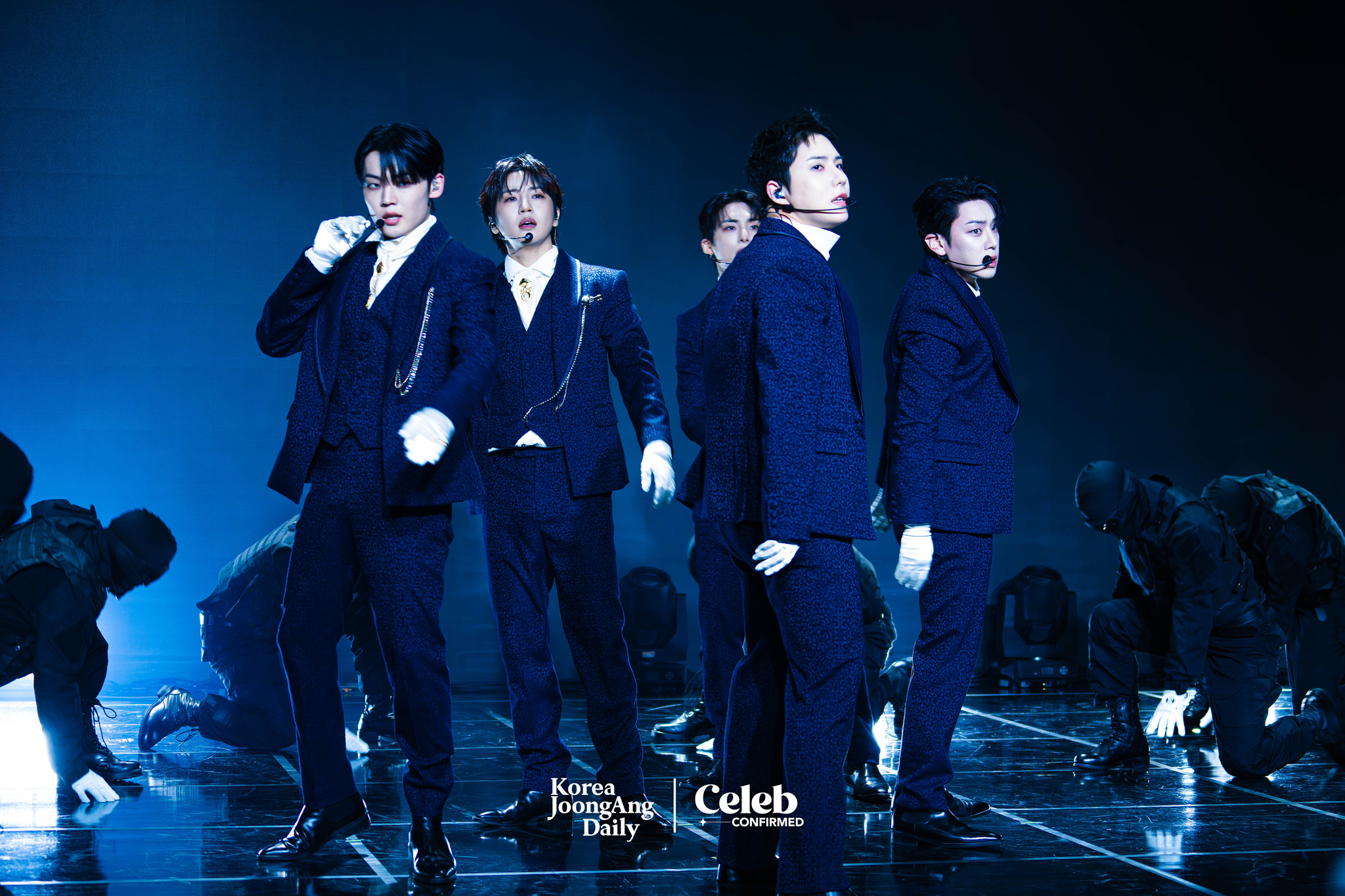 Boy band A.C.E performs lead track ″Pinata″ during a showcase held on Nov. 20 at the Ilchi Art Hall in southern Seoul [DANIELA GONZALEZ PEREZ]