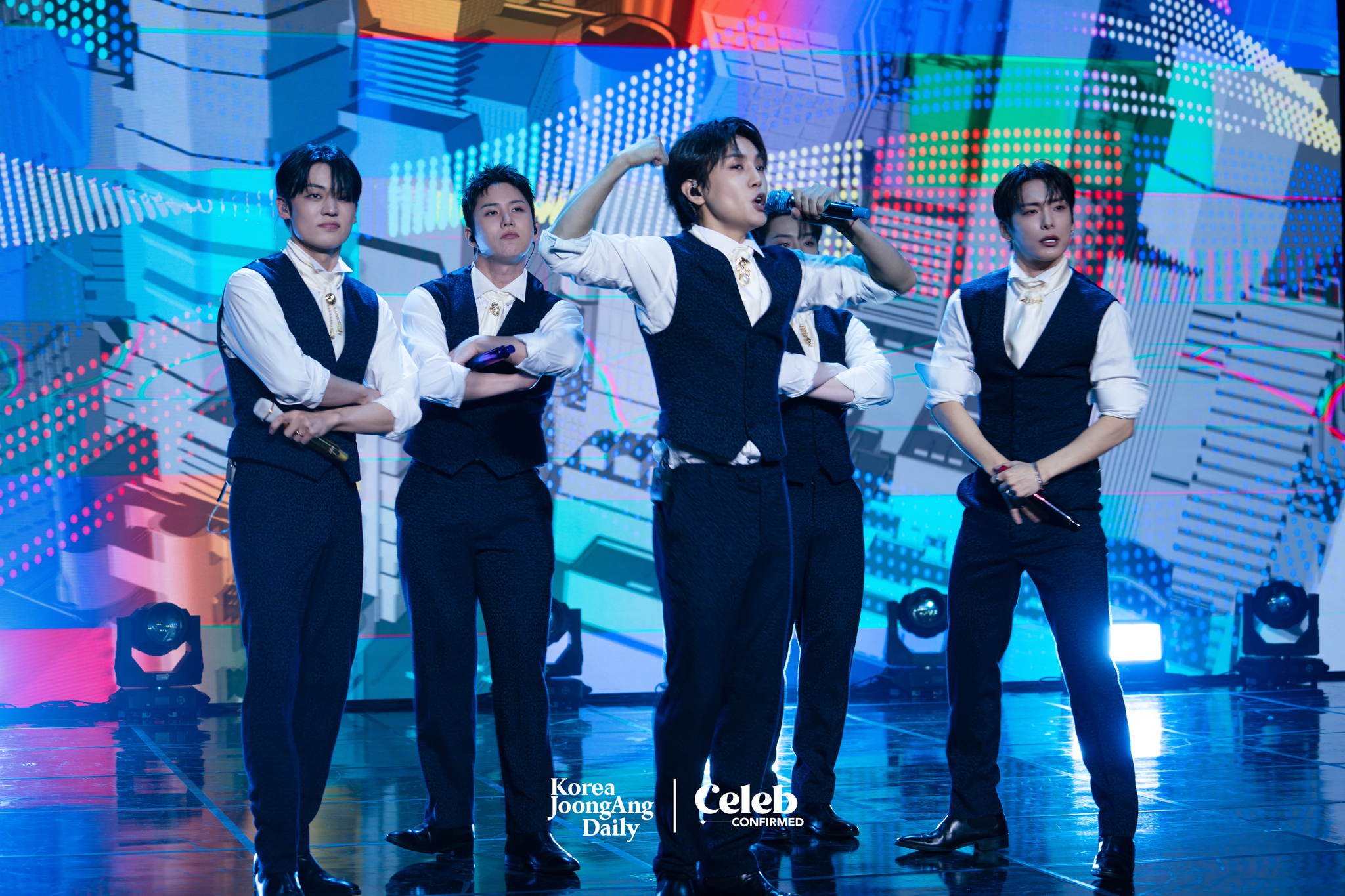 Boy band A.C.E performs single ″Supernatural″ during a showcase held on Nov. 20 at the Ilchi Art Hall in southern Seoul [DANIELA GONZALEZ PEREZ]