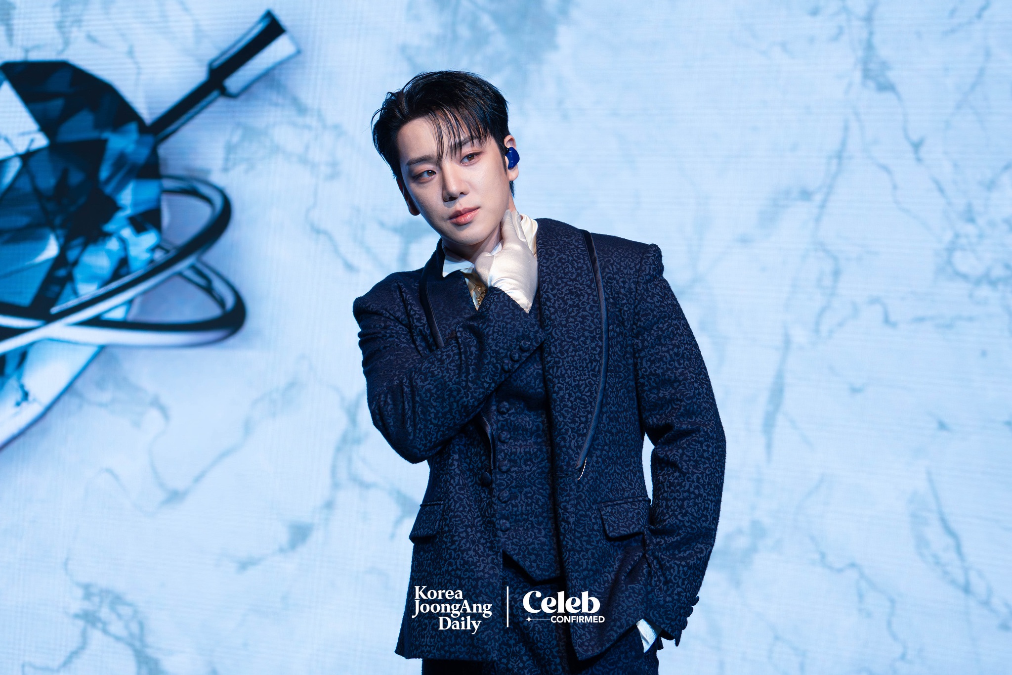 A.C.E’s Kim Byeong-kwan poses for photos during a showcase held on Nov. 20 at the Ilchi Art Hall in southern Seoul for the release of its single "Pinata." [DANIELA GONZALEZ PEREZ]