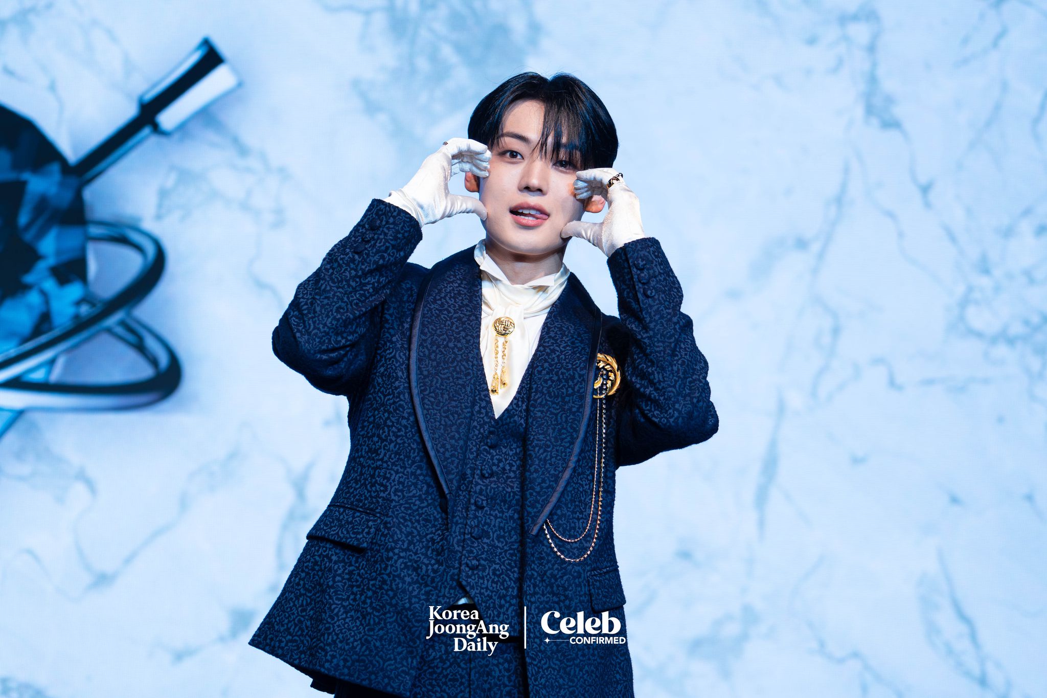 A.C.E’s Kang Yu-chan poses for photos during a showcase held on Nov. 20 at the Ilchi Art Hall in southern Seoul for the release of its single "Pinata." [DANIELA GONZALEZ PEREZ]