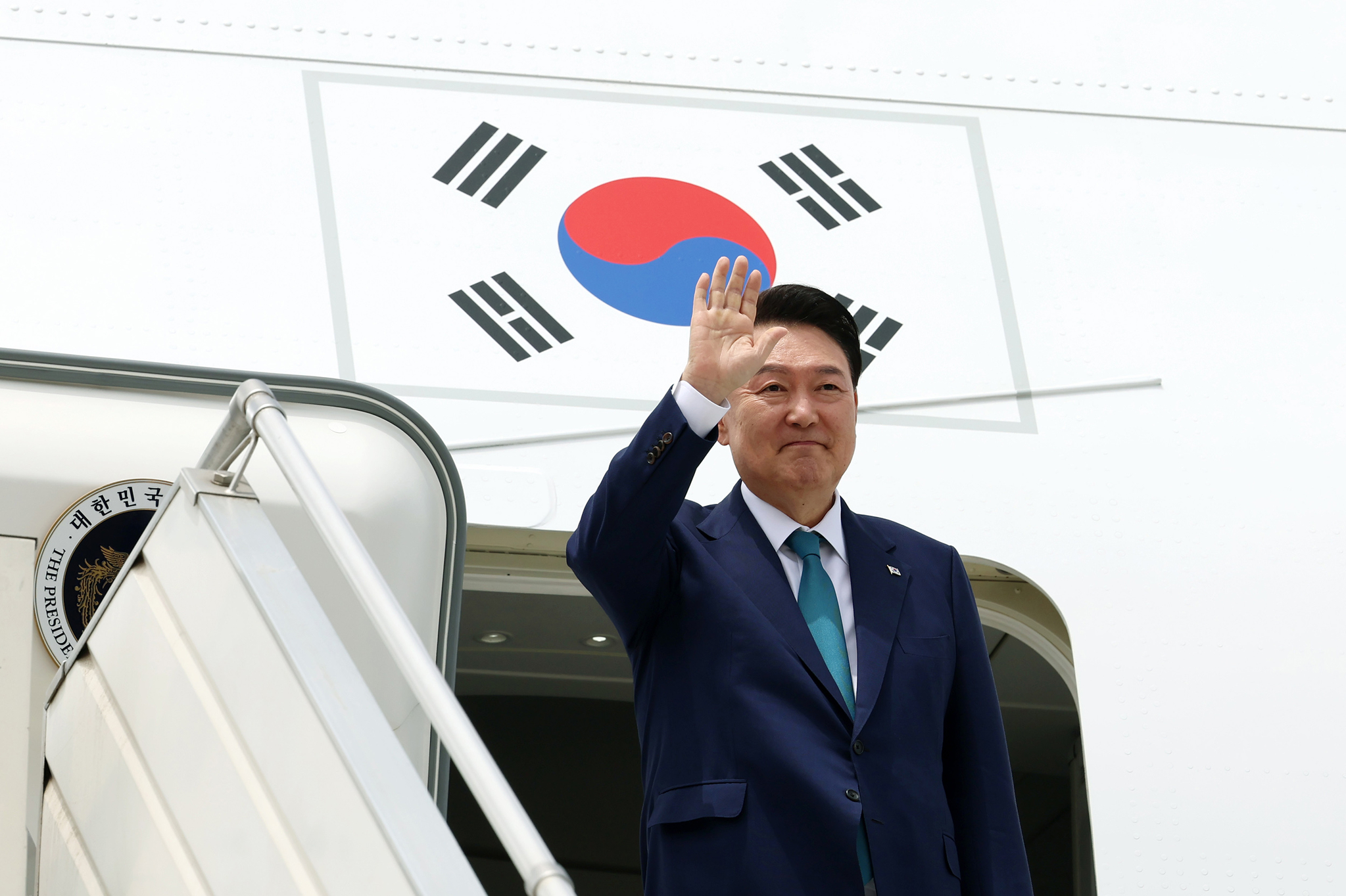 President Yoon Suk Yeol waves before boarding the presidential jet at an air base in Lima, Peru, on Nov. 17. He was departing for Brazil to attend the Group of 20 summit after participating in the Asia-Pacific Economic Cooperation meeting in Peru. [POOL/YONHAP]
