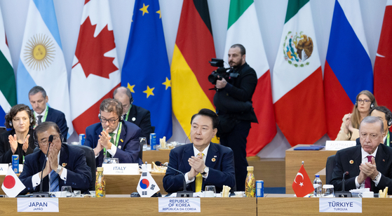 President Yoon Suk Yeol, center, attends the launch ceremony of the Global Alliance Against Hunger and Poverty at the Museum of Modern Art of Rio de Janeiro, a venue for the Group of 20 summit in Brazil, on Monday. [POOL/YONHAP]