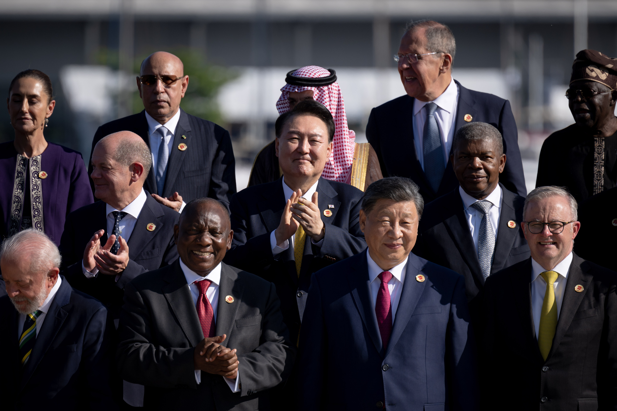 President Yoon Suk Yeol, center on second row, and South African President Cyril Ramaphosa, second from left on first row, pose for a photo during the launching ceremony of the Global Alliance against Hunger and Poverty held Rio de Janeiro, Brazil, on Monday. [POOL/YONHAP]