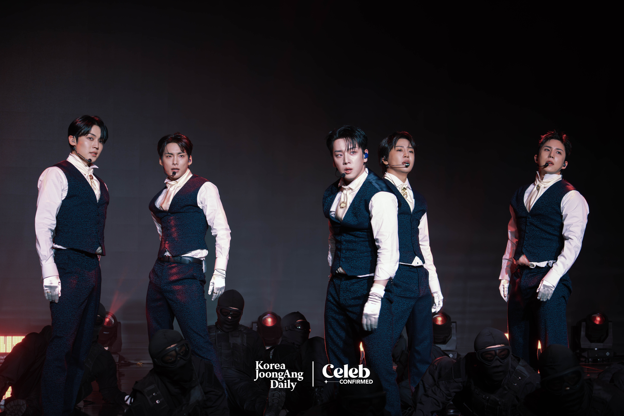 Boy band A.C.E performs lead track ″Pinata″ during a showcase held on Nov. 20 at the Ilchi Art Hall in southern Seoul [DANIELA GONZALEZ PEREZ]