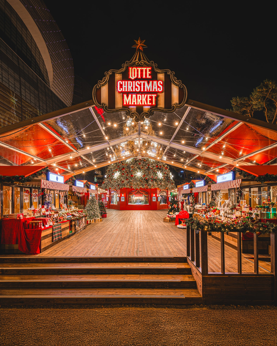 Lotte Department Store's "Christmas Market" opens in the square behind Lotte World Mall and Lotte Tower in Songpa District, southern Seoul, on Wednesday. [LOTTE DEPARTMENT STORE]